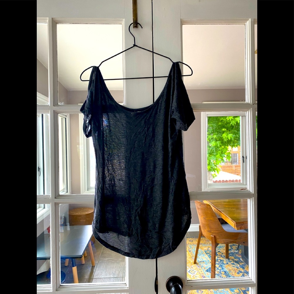 ALTERNATIVE APPAREL. grey. size medium. cold shoulder top. airy.